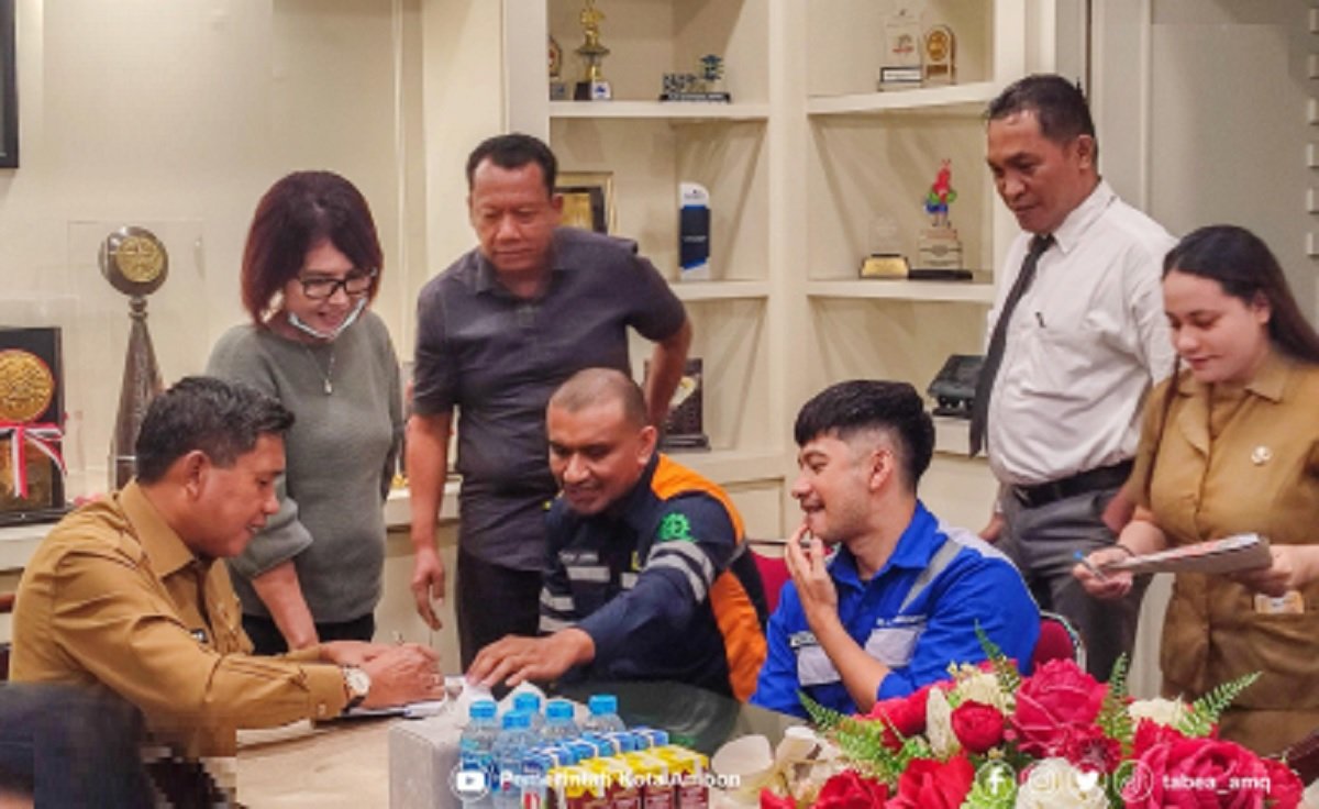 Penjabat Wali Kota Ambon Bodewin M. Wattimena saat memimpin proses media sengketa lahan di Negeri Hative Kecil melibatkan pihak keluarga dan PT PLN. Kegiatan ini berlangsung di ruang kerja Wali Kota Ambon, Selasa (2/4/2024)